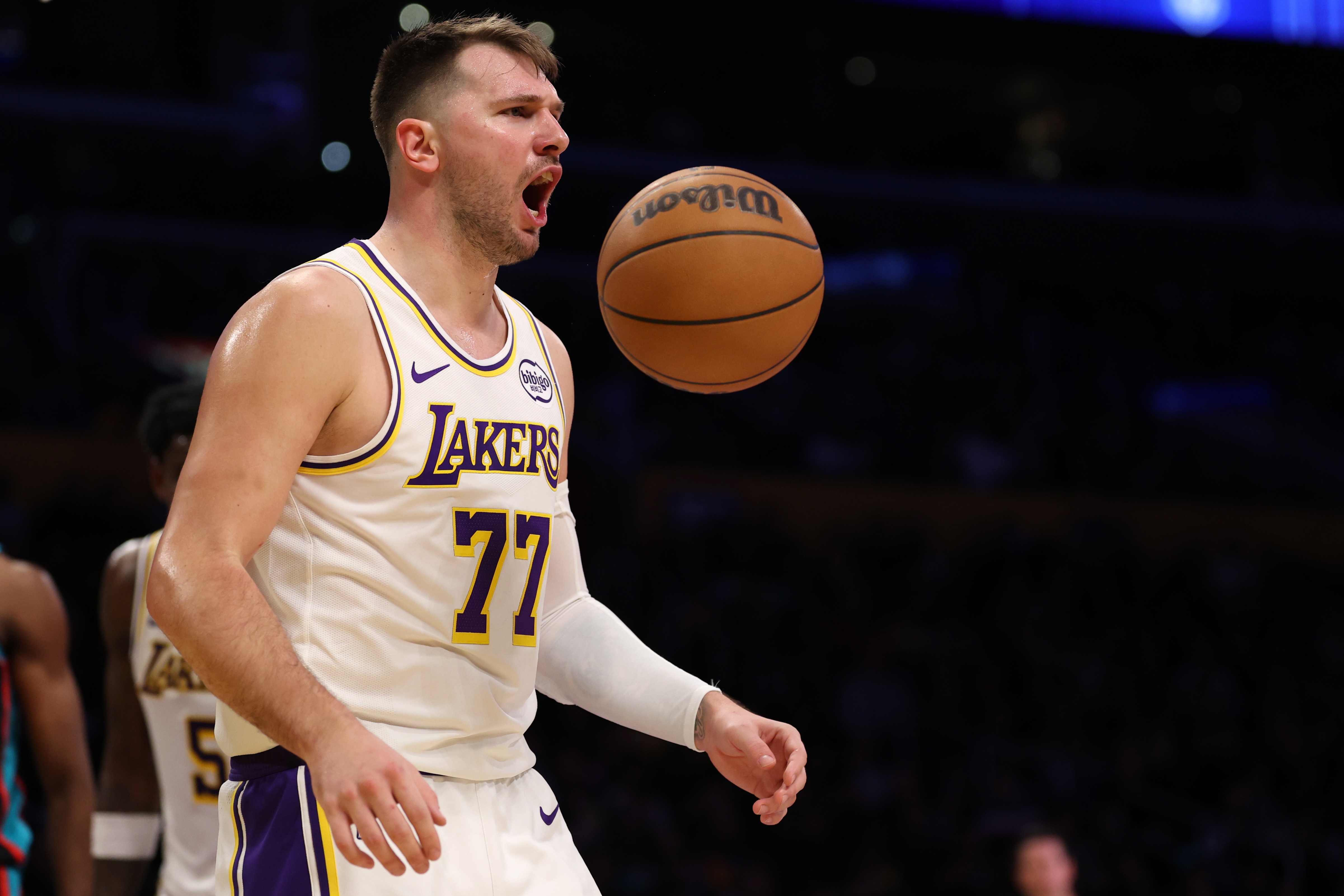 V体育线上登录-火力全开！东契奇半场5记三分拿下23分3板7助1帽 次节独得14分