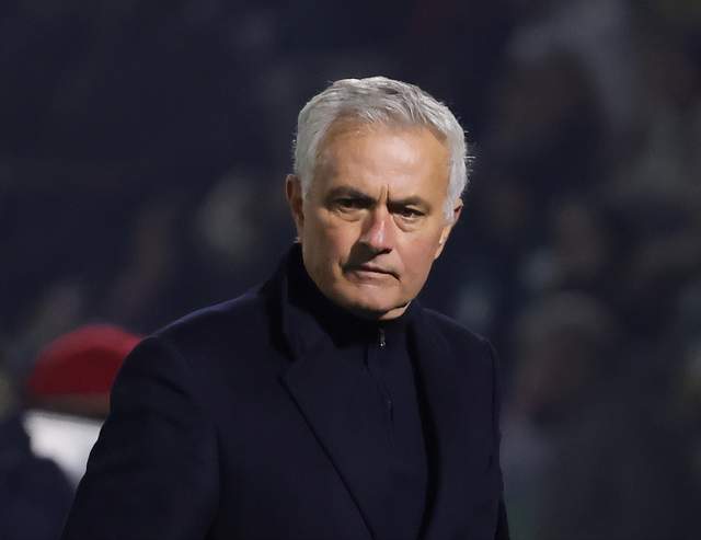 V体育在线官网-点球打飞 63岁穆帅低头认命！欧冠末轮死磕皇马 输球就出局